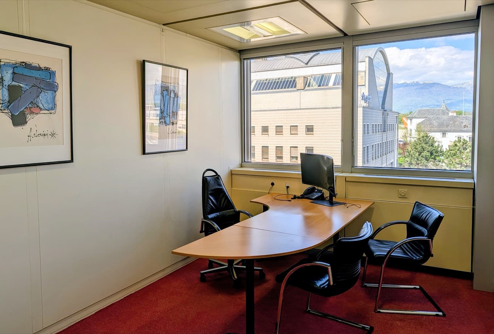 Une salle de rendez-vous des bureaux RidgeRock, avec vue sur le Jura